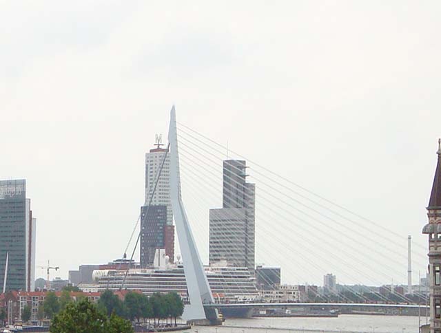 Cruiseschip ms Eurodam van de Holland America Line aan de Cruise Terminal Rotterdam